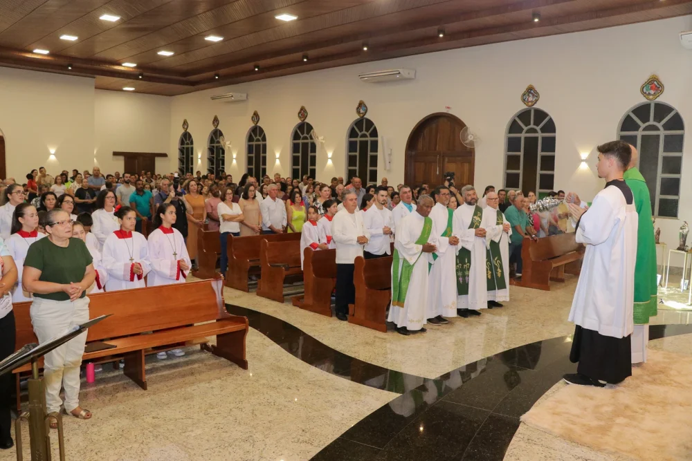 Fiéis celebram a criação da nova Paróquia e a posse do Padre Othon Etienne