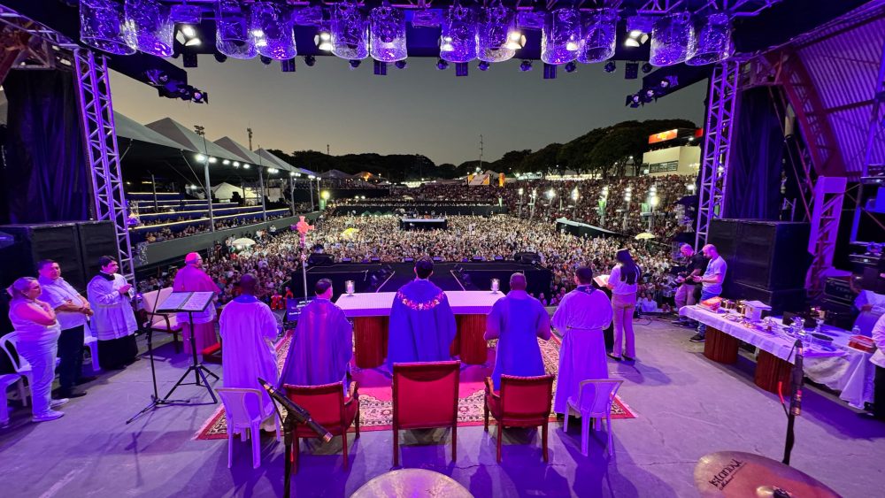 Padre Reginaldo Manzotti preside a Santa Missa e realiza show durante a 50ª Expo Umuarama