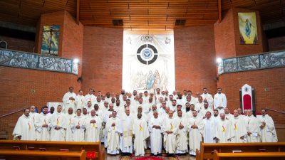 Diocese de Umuarama celebra a renovação das promessas sacerdotais, a bênção e consagração dos Santos Óleos