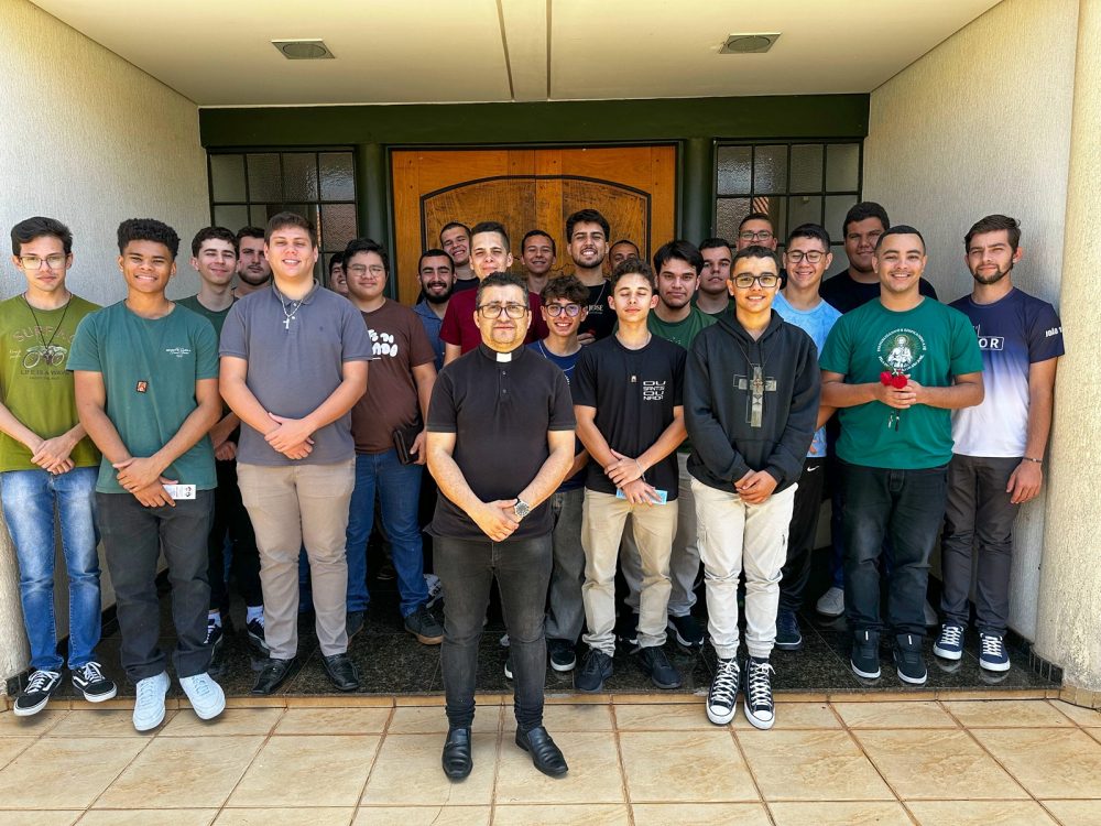 Retiro vocacional acolhe jovens discernindo sua vocação