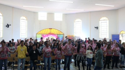 Retiro da Paróquia Santa Clara de Assis reuniu jovens neste domingo