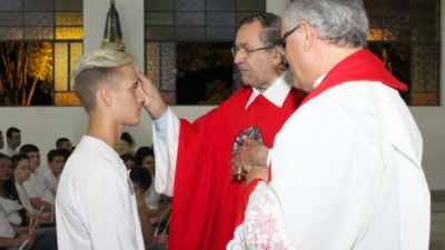 Paróquia São Lourenço celebra o Sacramento do Crisma